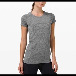 Womens Lululemon
Swiftly Tech Short Sleeve
Shirt Gray Size 4